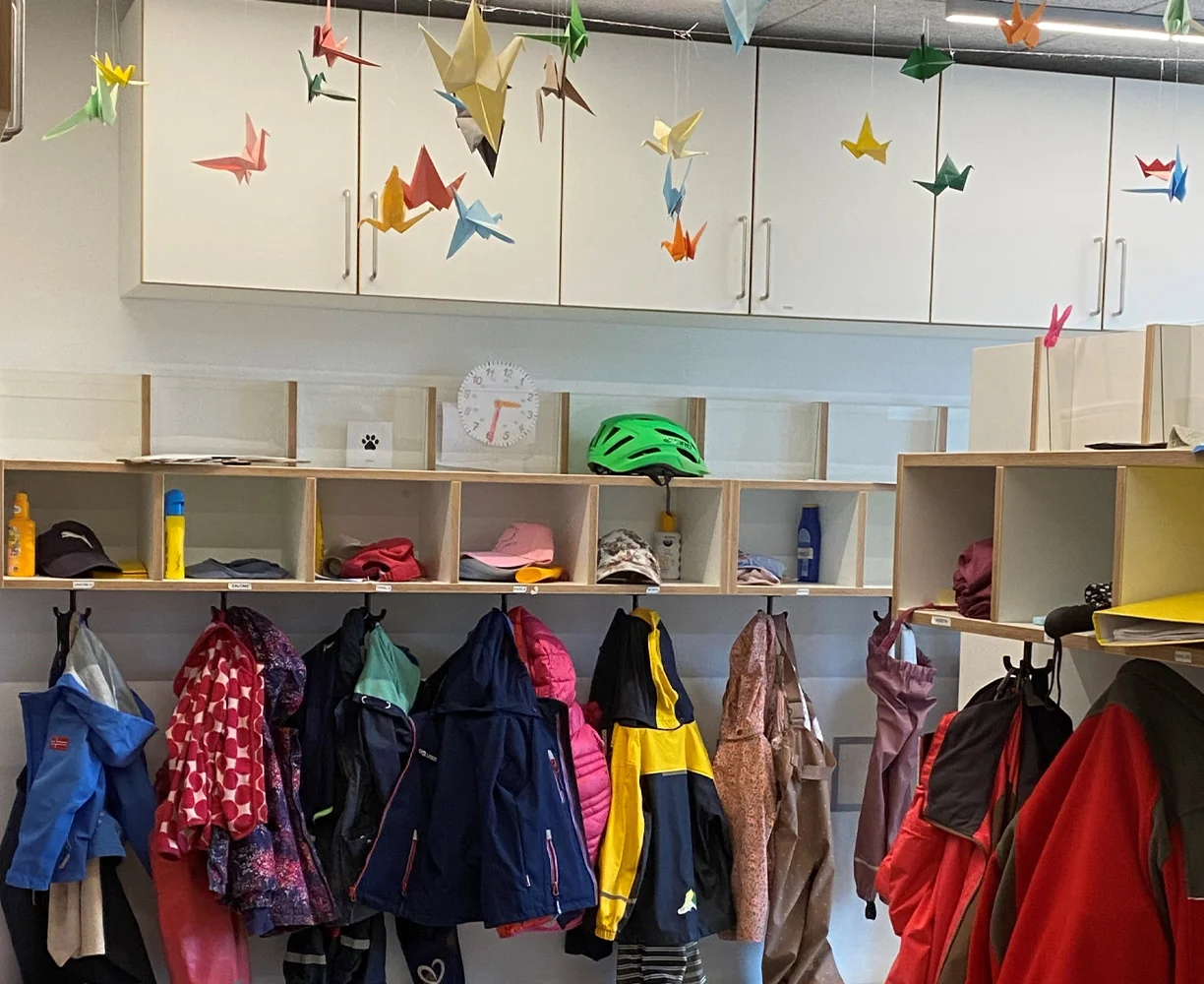 Garderobe mit bunten Papiervögeln