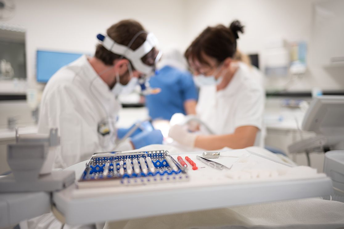 Dr. Daniel Klein und Dr. Sandra Tobiska führen eine Behandlung durch