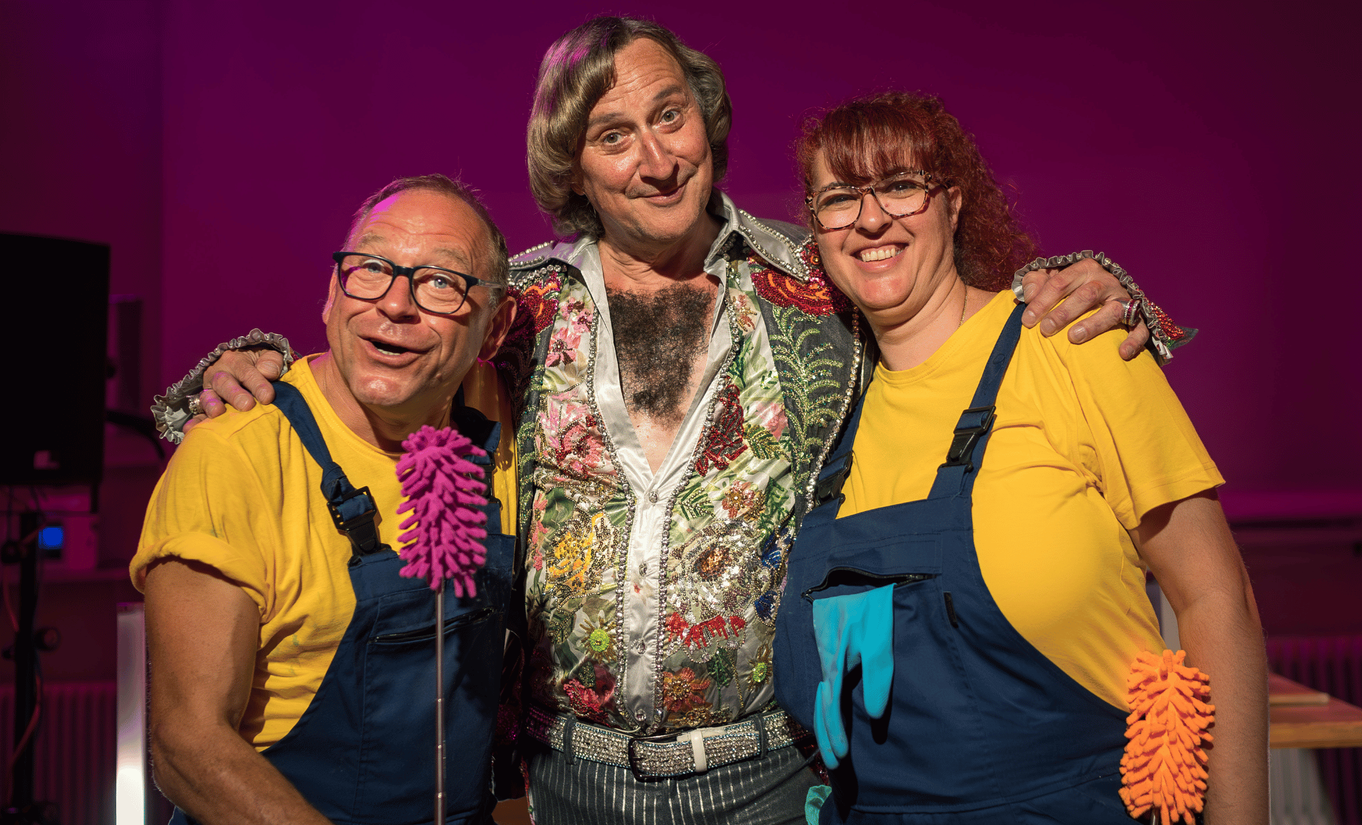 DTK und die beiden Hauptdarsteller halten sich im Arm