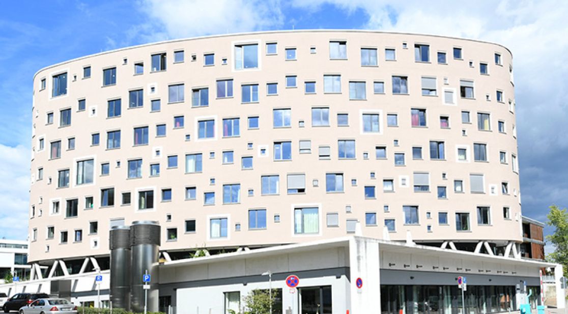 Gebäude mit vielen Fenstern