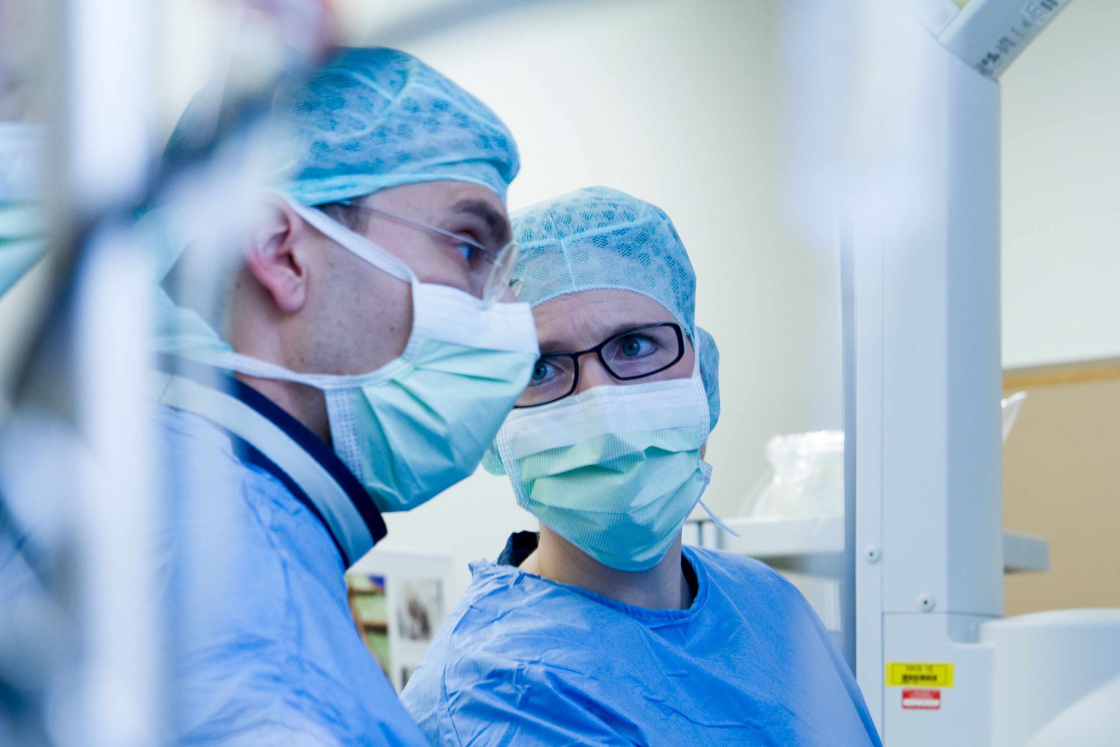 Schmuckbild: Zwei Ärzte mit Gesichtsmake in fachlichem Gespräch