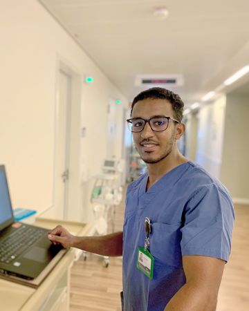 Zakaria Nouri im Stationsflur am Laptop