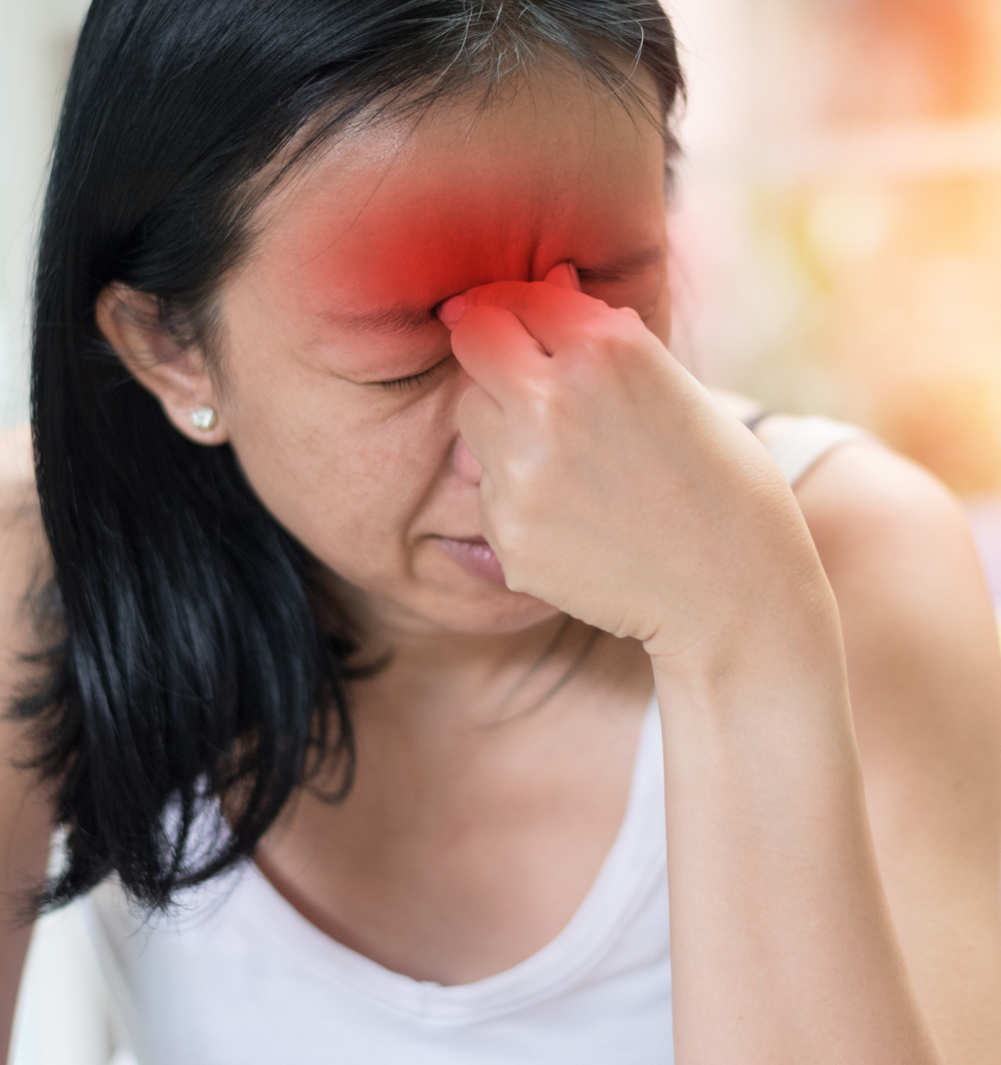 Frau mit Beschwerden an der Nase