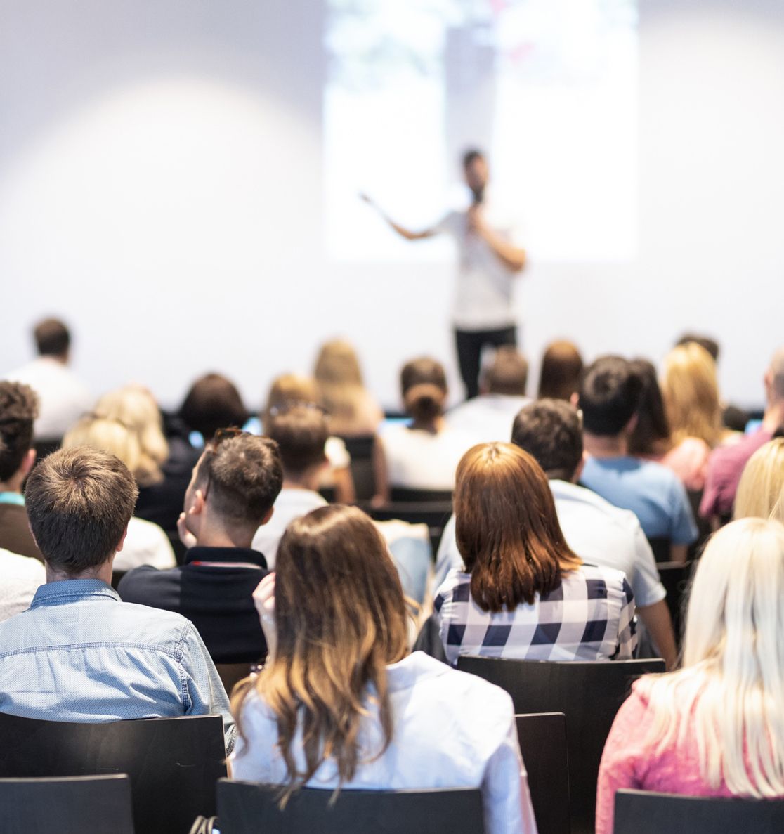 Referent hält einen Votrag