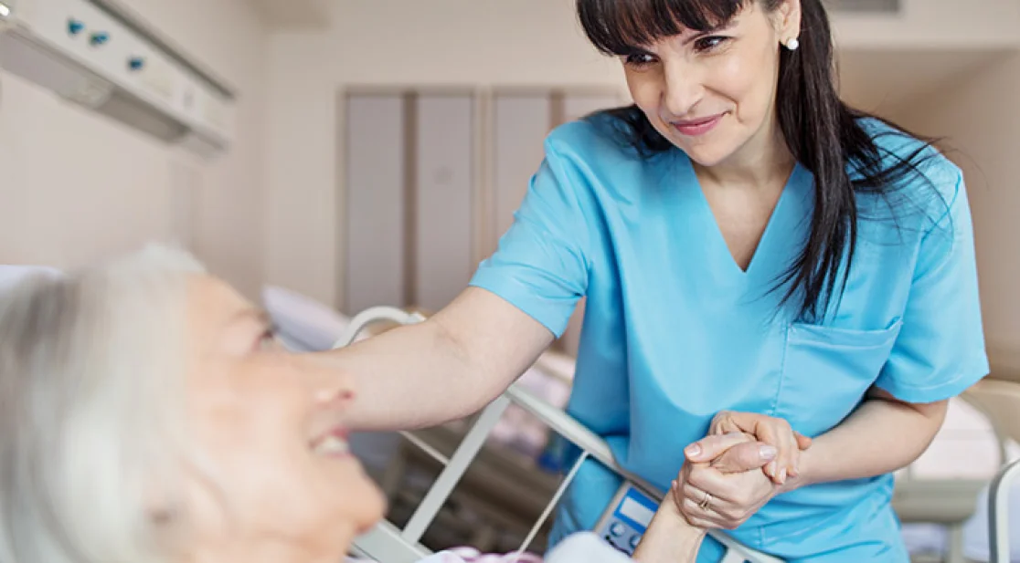 Krankenschwester kümmert sich um Patientin