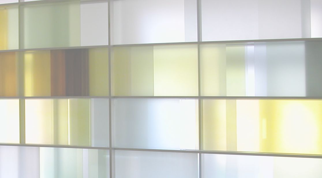 Schmuckbild: Bunte Kirchenfenster