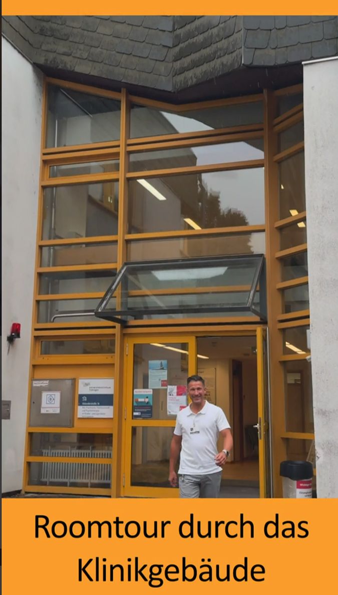 Mann verlässt Klinik durch den Haupteingang