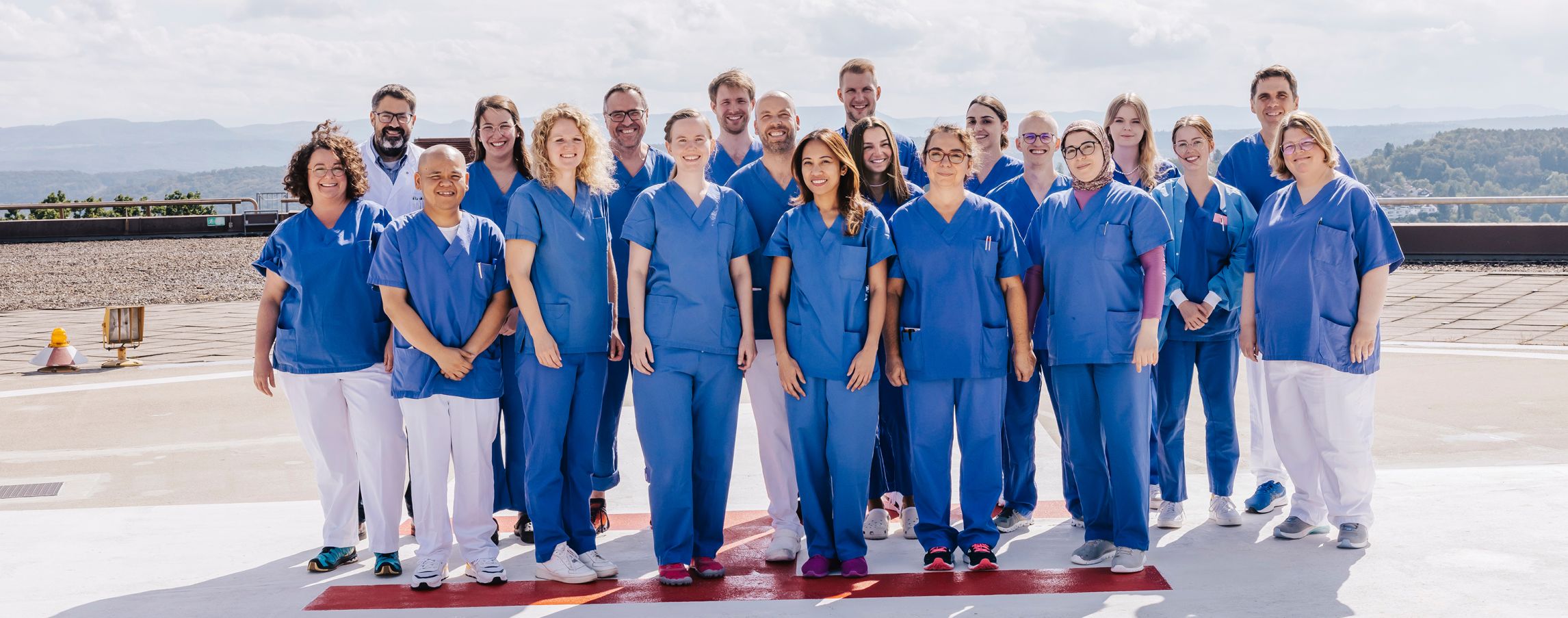 Gruppenfoto des ZNA Teams auf dem Helilandeplatz