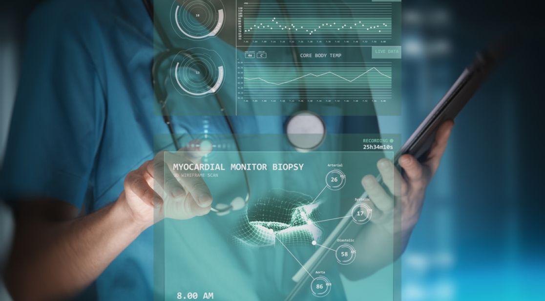 Person tippt auf Bildschirm