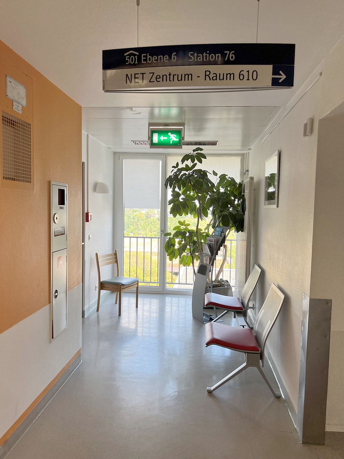 Stationsflur mit Beschilderung