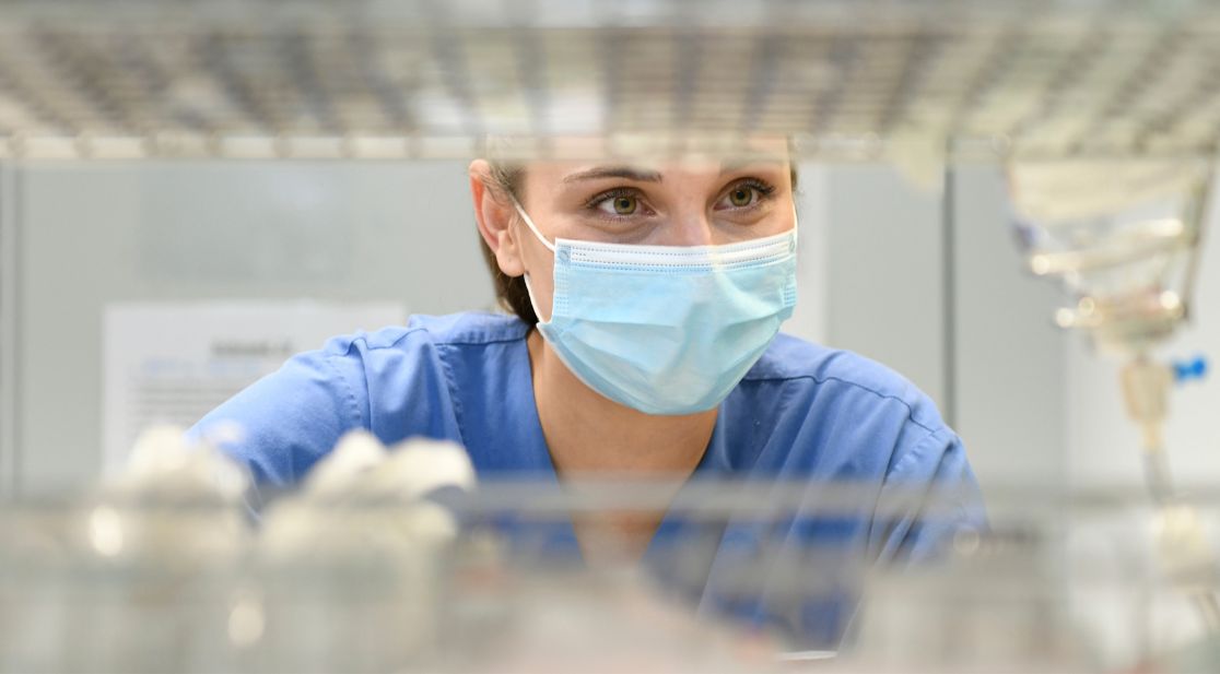 SChmuckbild Pflegekraft mit Maske