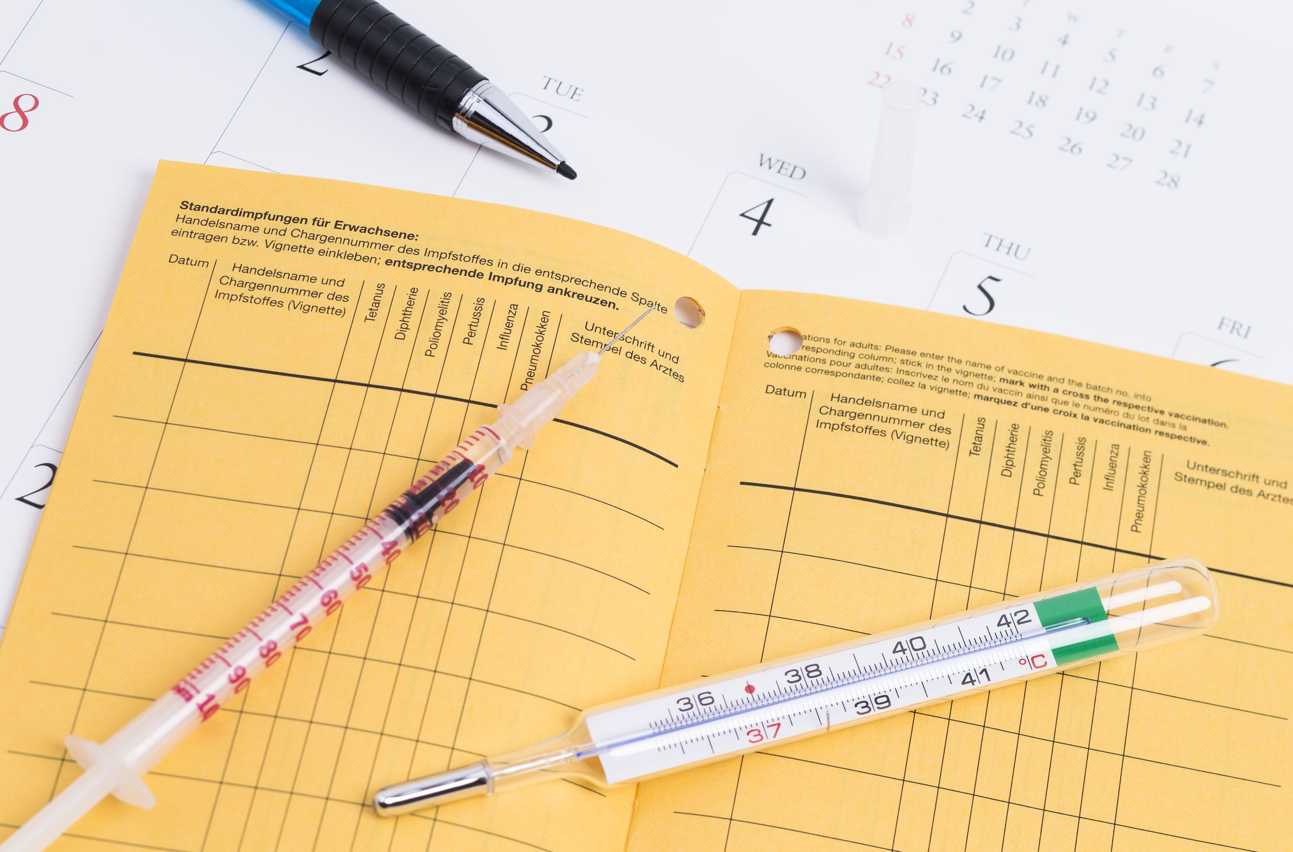 KI generiertes Bild einer Familie mit Kleinkind und Säugling vor einer Weltkarte, die sich vom einem Arzt beraten lässt.