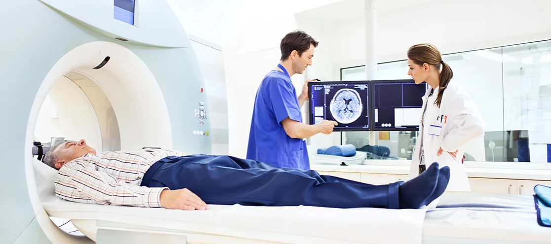 Mann erhält eine Computertomographie Untersuchung