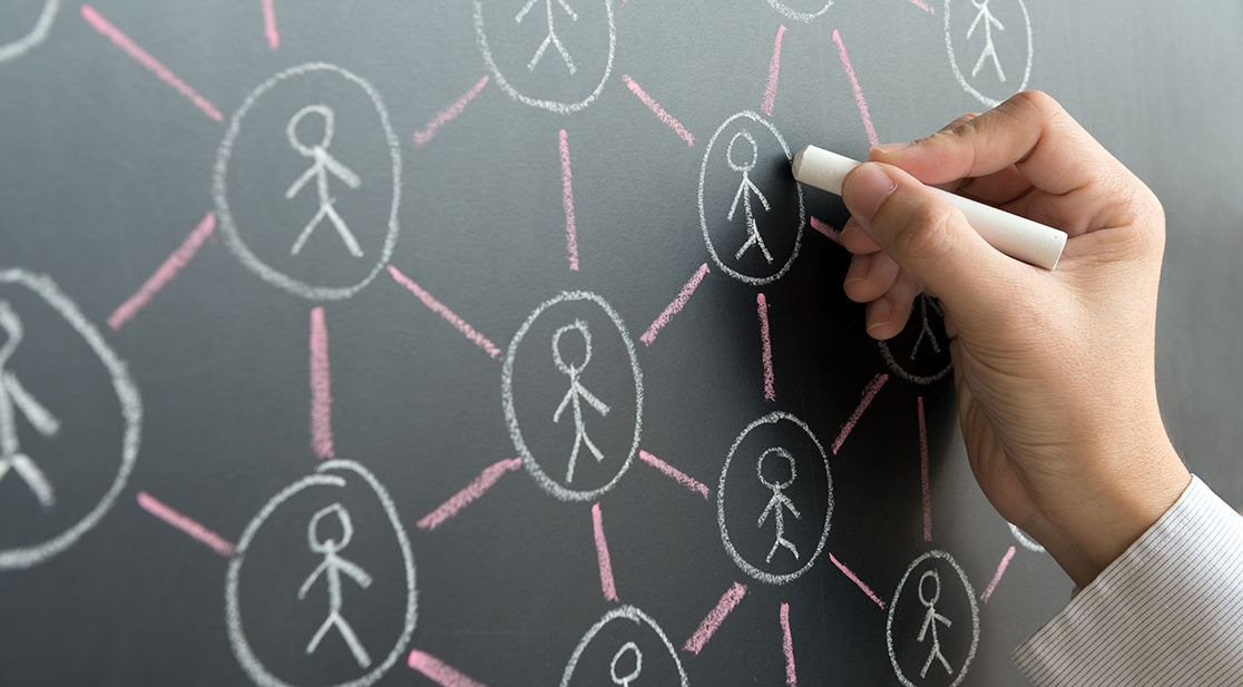 Tafel mit Netzwerk-Kreidezeichnung