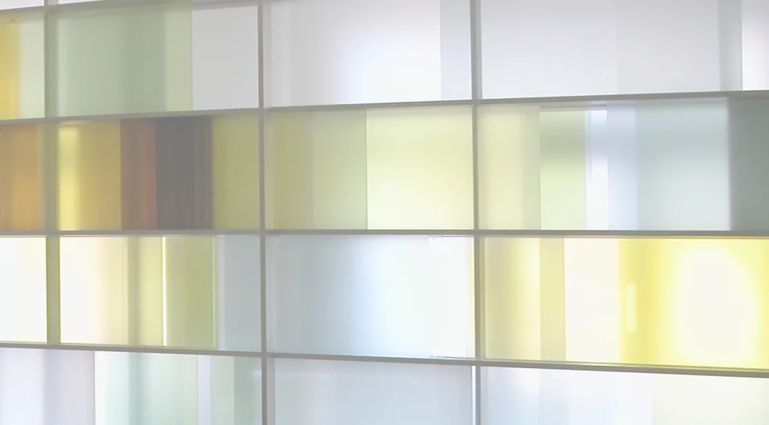 Schmuckbild: Bunte Kirchenfenster