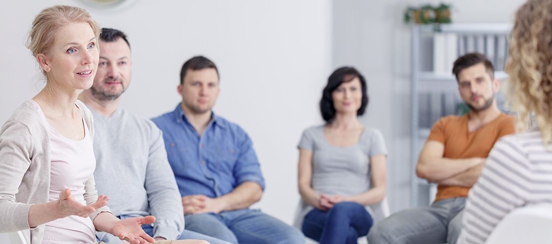 Menschen sitzen in einem Kreis