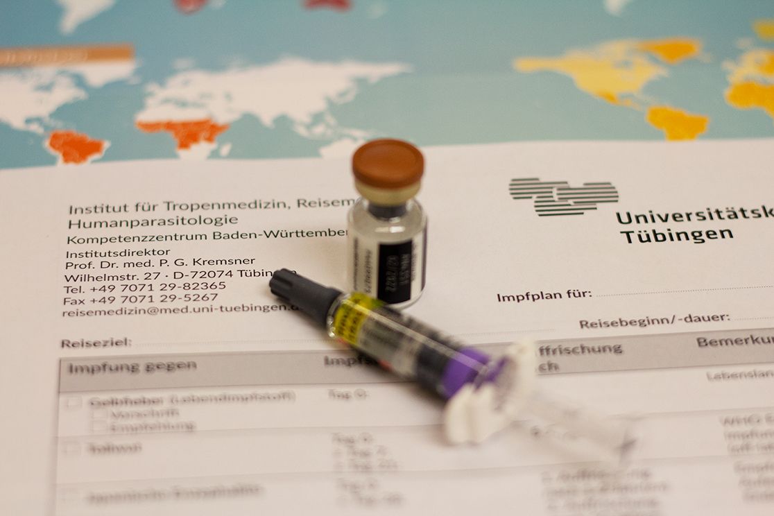 Impfstoff mit Spritze und Impfformular