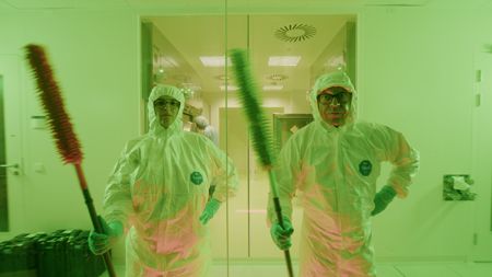 Irini und Manne wischen die Fenster in der Nuklearmedizin