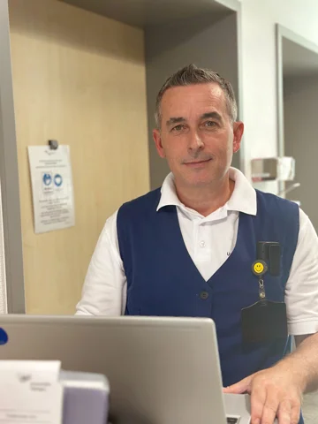 Emeldin Kadic an seinem Laptop
