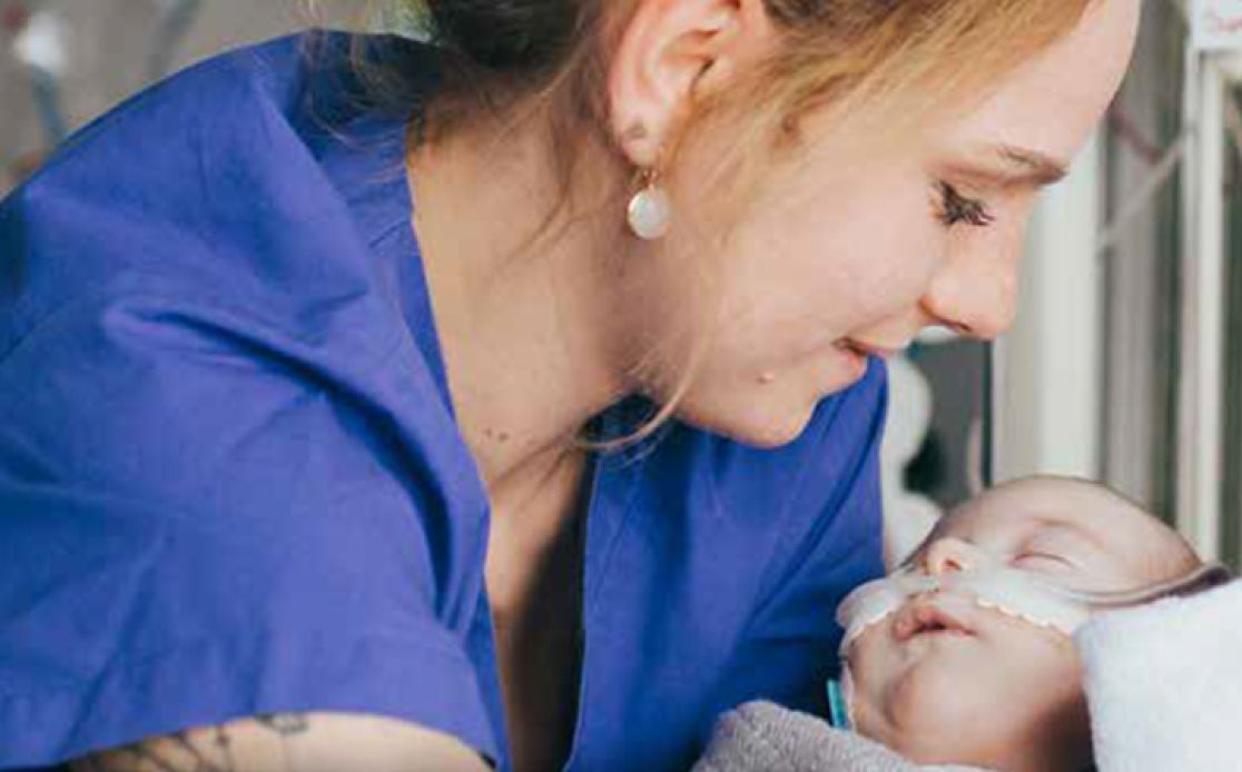 Titelseite Magazin: Pflegerin mit Säugling