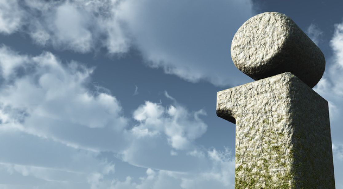 Schmuckbild: Steinernes i vor blauem Himmel mit weißen Wolken