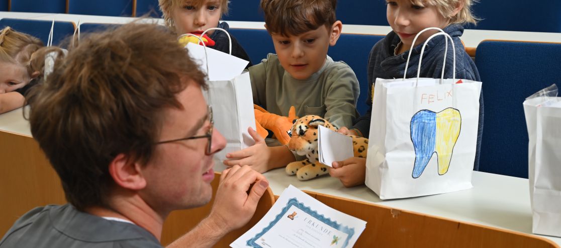 Kinder bei der Teddy-Zahnklinik