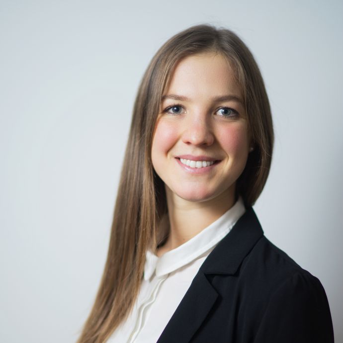 Frau Lena Riedl
