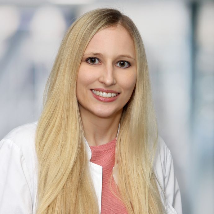 Frau Nadine Weissert