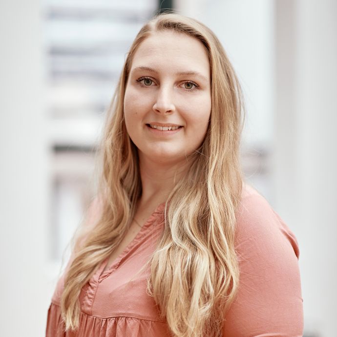 Frau Janine Schneider
