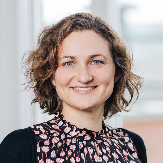 Frau Barbara Strobl