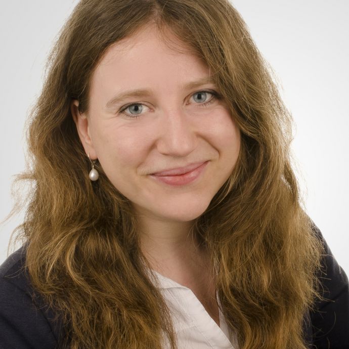 Dr. Davina Höll