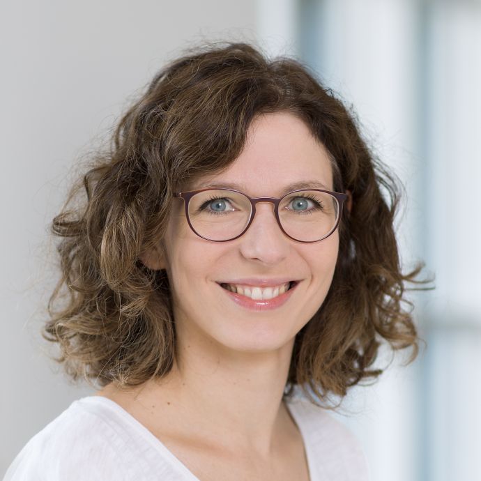 Dr. Manon Queudeville