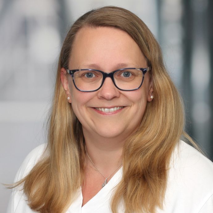 Frau Dr. Julia Blievernicht