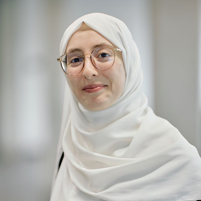 Frau Amel Makour