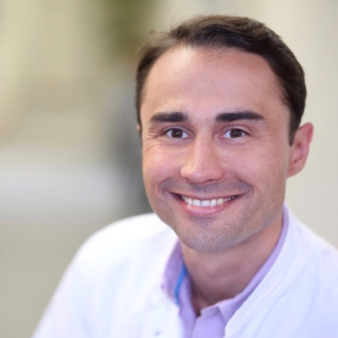 Dr. Mario Lescan