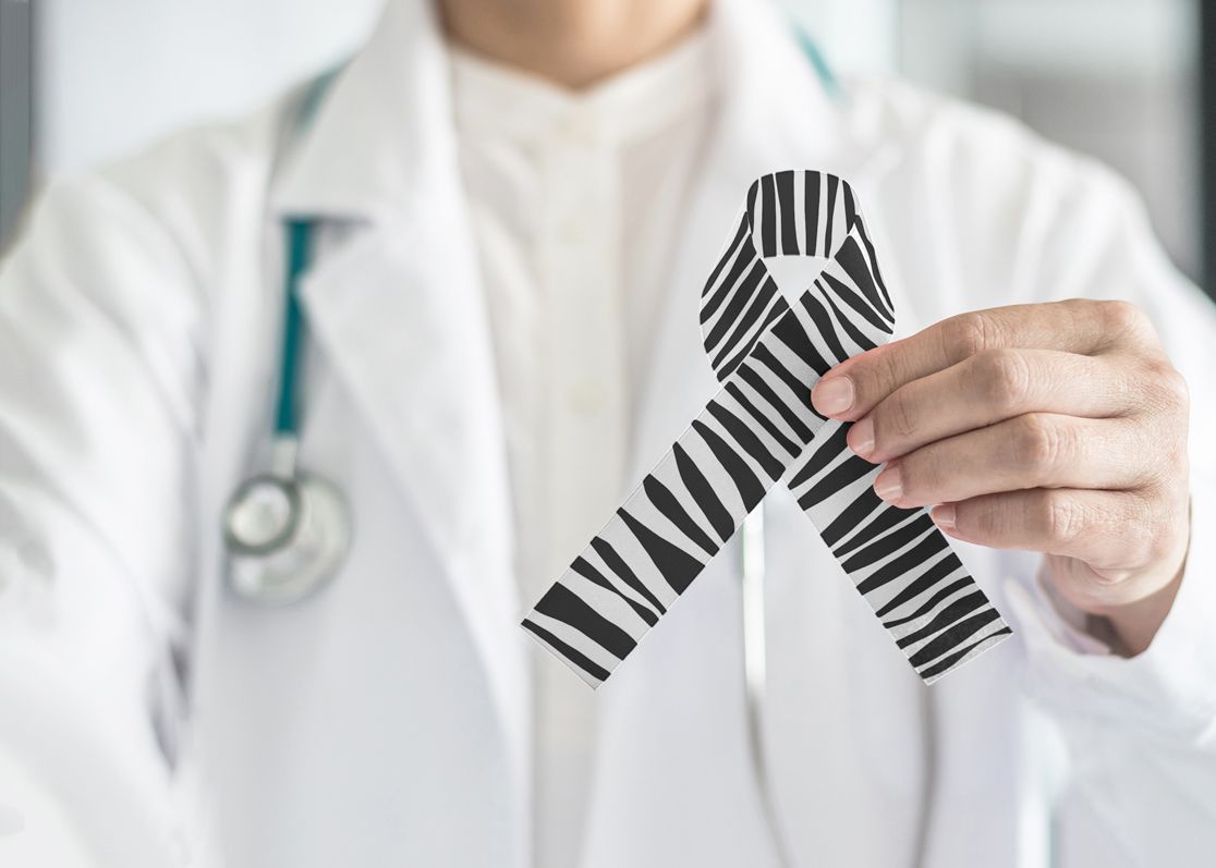 Symbolbild: Arzt mit Zebrastreifenschleife in der Hand