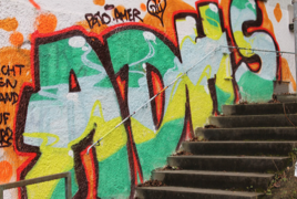 Wand mit Grafitti-Schriftzug ADHS