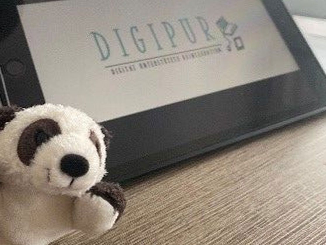 Tabblet mit Digipurhomepage und Pandabär auf Schreibtisch