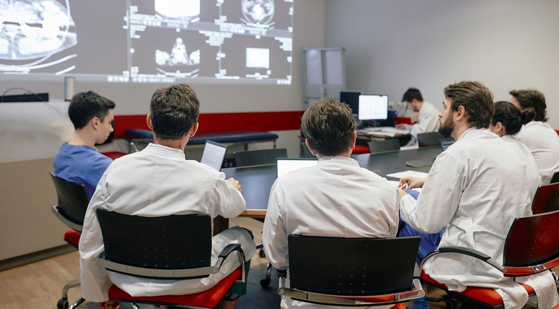 Schmuckbild: Ärzte sitzen im Vortrag bei einer Tumorkonferenz