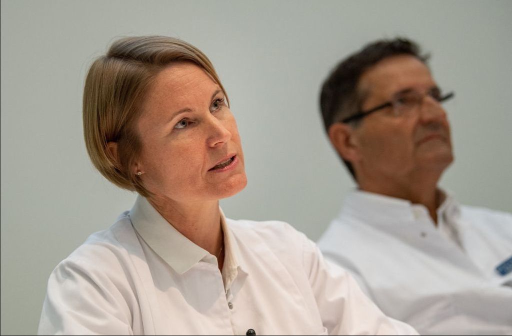 Sara Y. Brucker sitzt neben Transplantationsmediziner Alfred Königsrainer