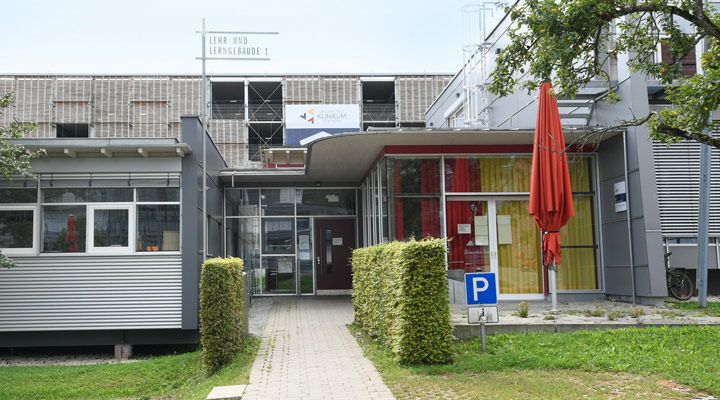 Eingang Lehr- und Lerngebäude