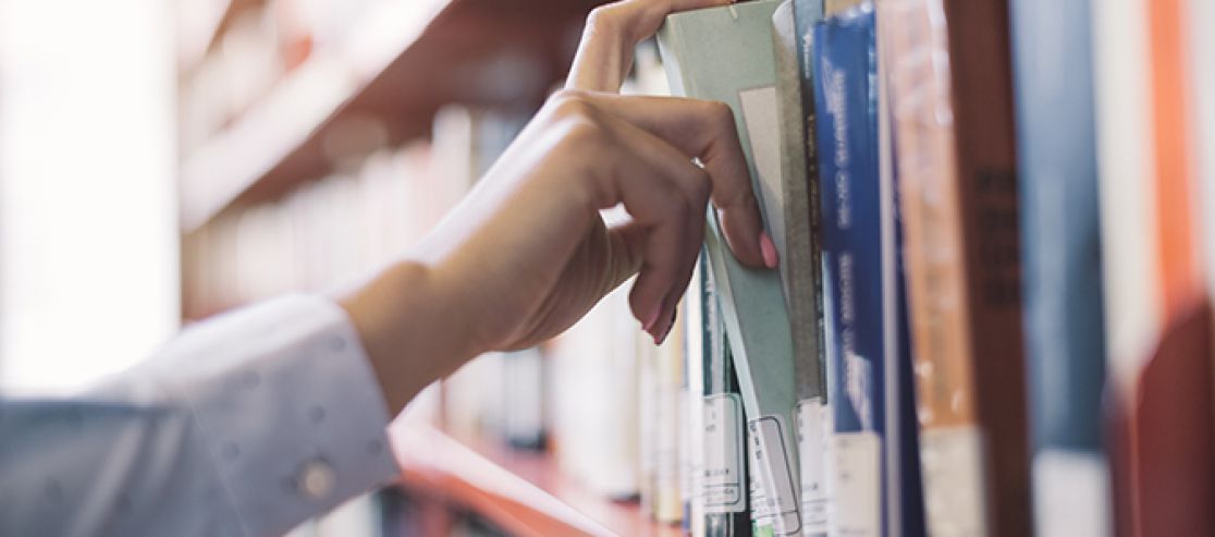 Bild eines Bücherregals