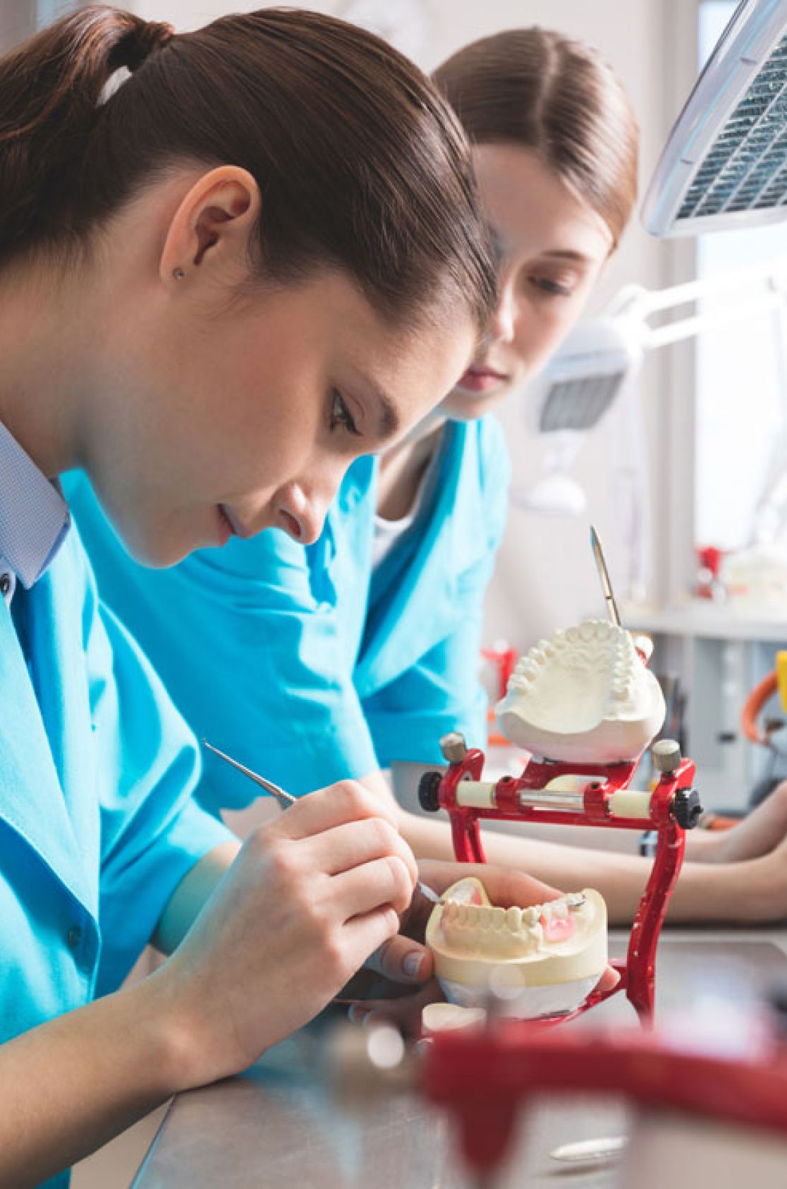 Zwei Frauen im Labor