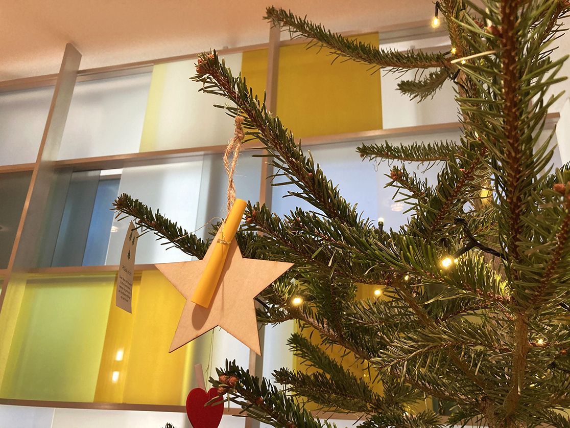 Weihnachtsbaum mit Geschenken im Andachtsraum der Frauenklinik