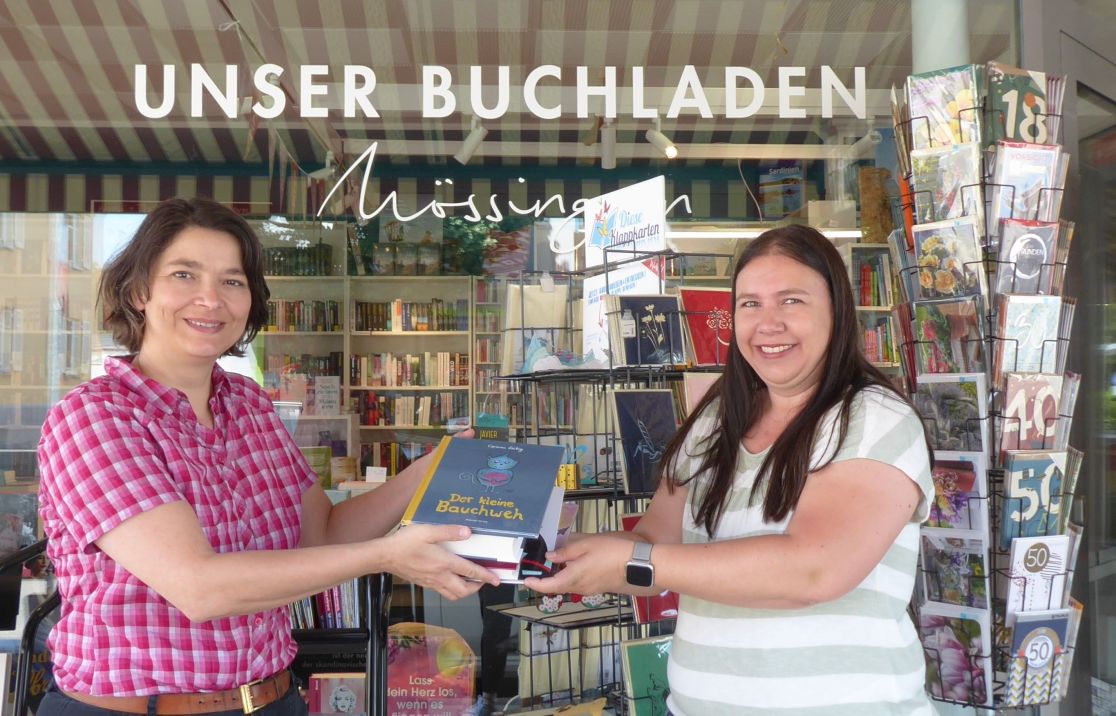 Pia Ziefle (links) übergibt Bücher an Verena Hahn