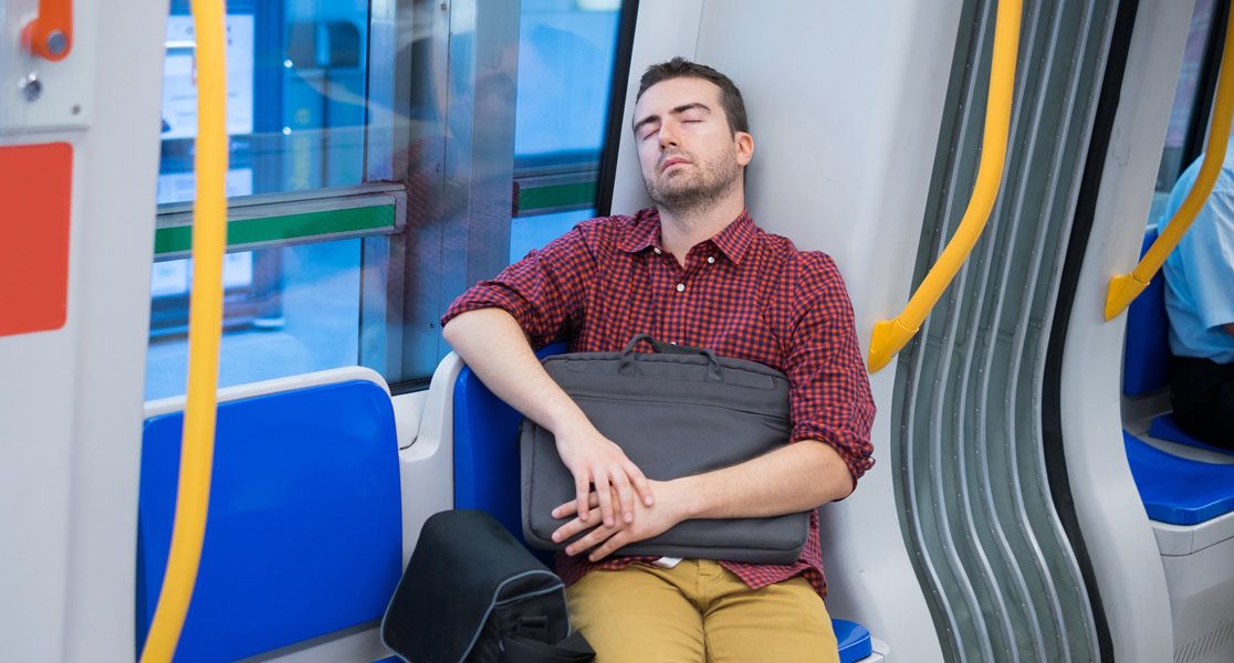 Mann schläft in öffentlichen Verkehrsmittel