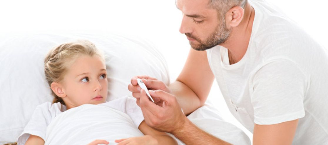 Eltern mit Kindern bei einer Radtour