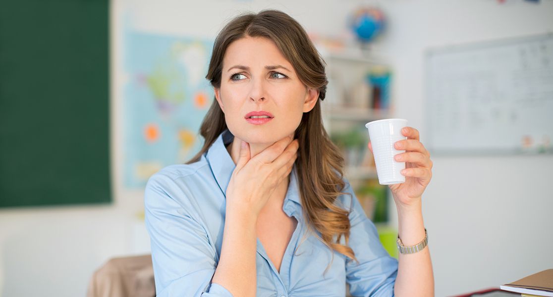 Frau hält einen Becher
