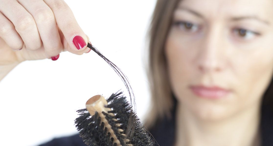 Frau mit Haarbürste