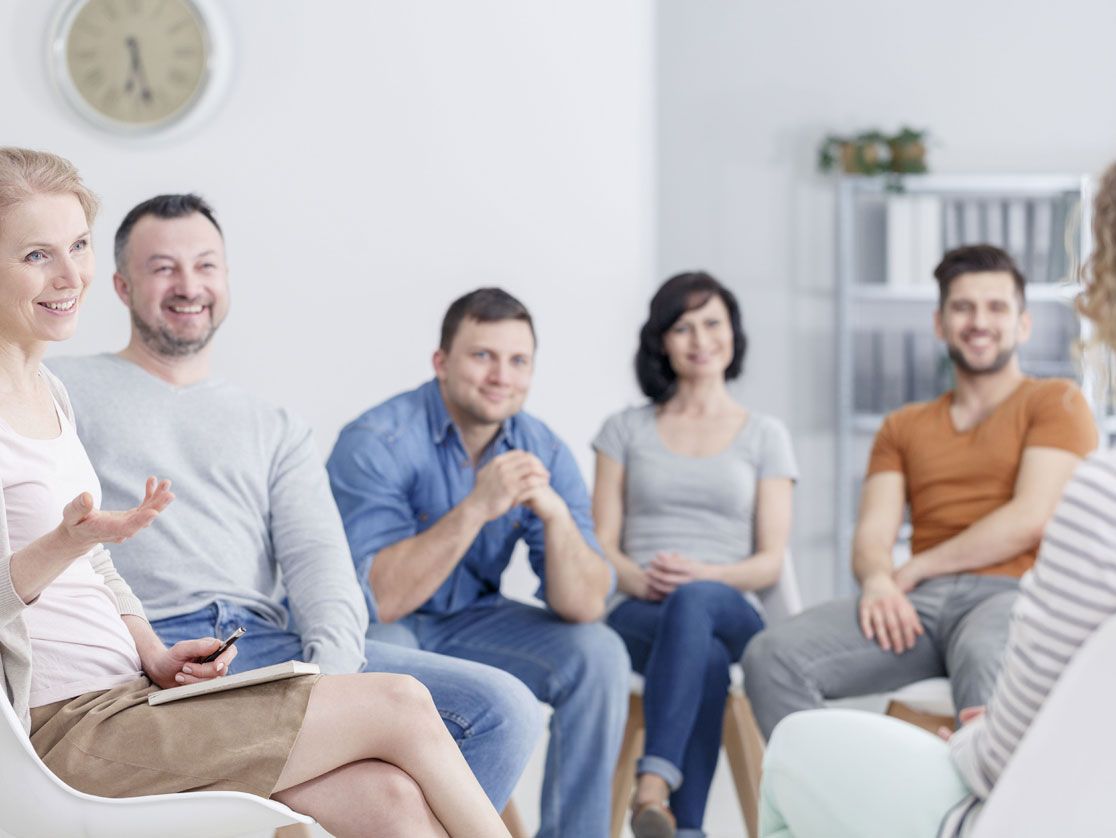 Mehrere Personen in einer Gruppensitzung